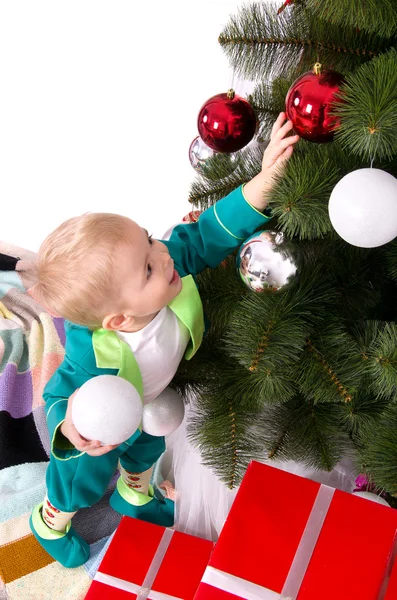 Child decorates a Christmas tree — Stock Photo, Image