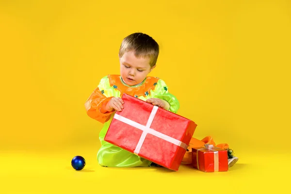 孩子们用红色礼品盒 — 图库照片