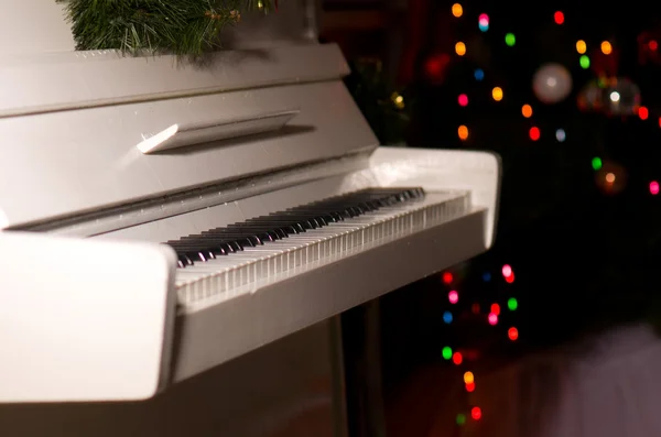 White piano in the New Year's room. — Stock fotografie