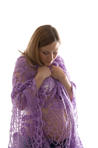 Беременная в вязаном кружевном платье — стоковое фото