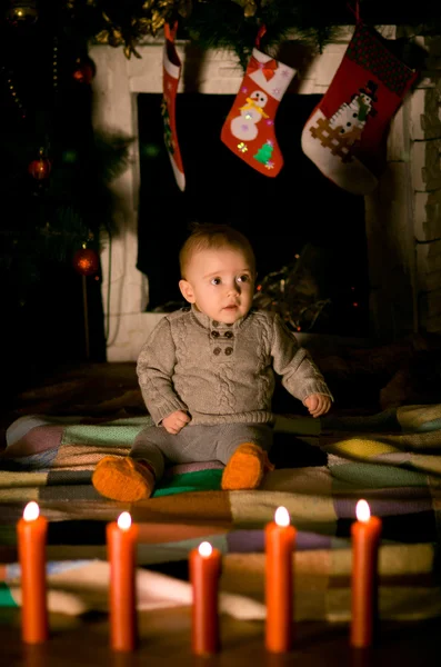 Baby sitting on  floor near fireplace — Stock fotografie