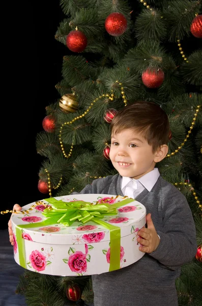 Lycklig pojke med gåva i händerna — Stockfoto