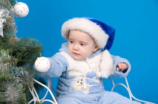 Bebê de chapéu azul Papai Noel — Fotografia de Stock