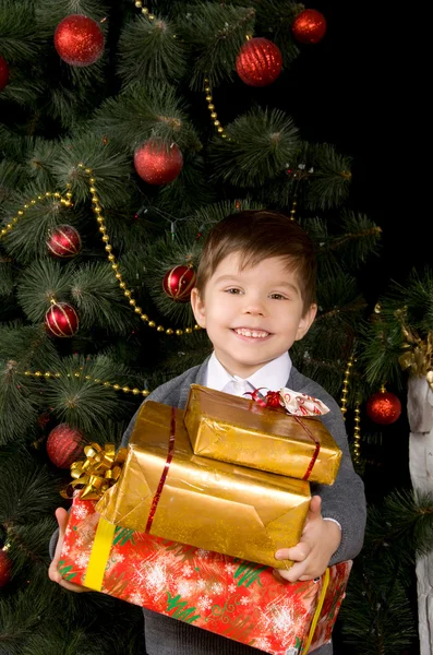 Šťastný chlapec s darem v jejich rukou — Stock fotografie