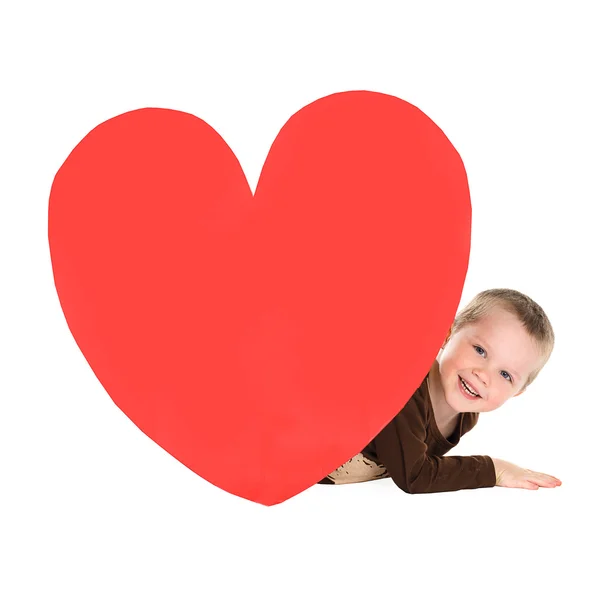 Мальчик выглядит в форме огромного сердца Стоковое Фото