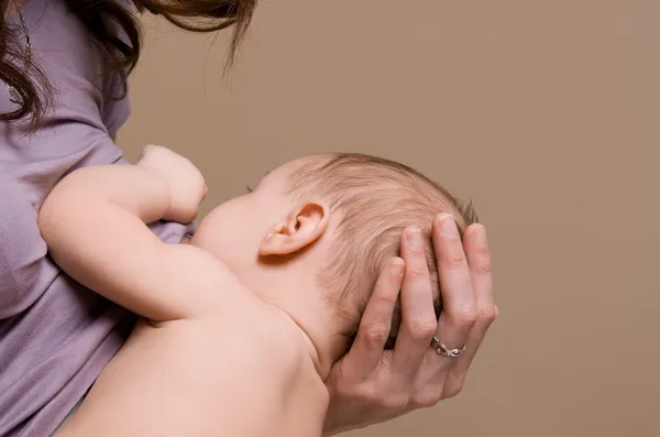 Madre amamanta a su bebé Fotos de stock