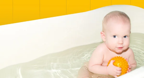 Bebé se baña en el baño de luz —  Fotos de Stock