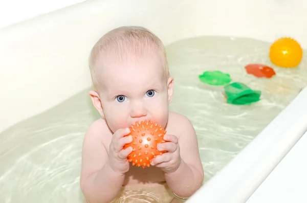 Bebé se baña en el baño de luz —  Fotos de Stock