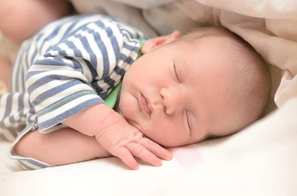 Bebé recién nacido durmiendo — Foto de Stock