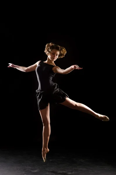 Bailarina sobre fondo negro — Foto de Stock