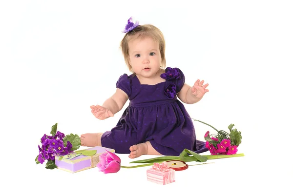 Bébé fille robe violette avec des fleurs — Photo