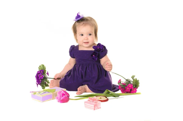 Baby meisje paarse jurk met bloemen — Stockfoto