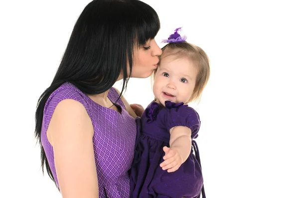 Moeder haar dochtertje knuffelen — Stockfoto