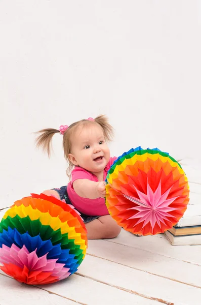 Bébé fille jouer boules multicolores — Photo