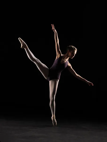 Dançarina de ballet silhueta em maiô preto — Fotografia de Stock