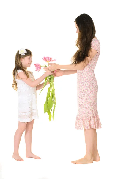 Dcera dává její matka kytice — Stock fotografie