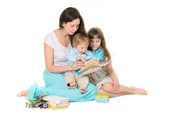 Семья: мать, дочь и сын
