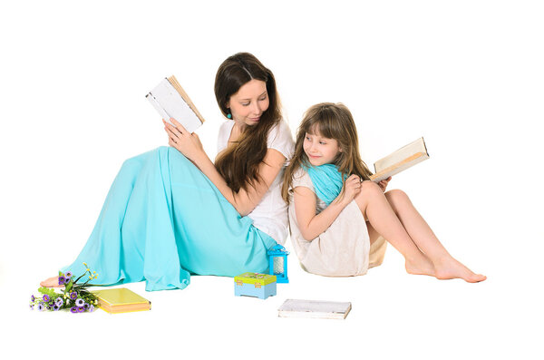 Мать и дочь читают книгу
