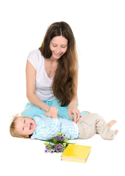 Mamá hace cosquillas a su pequeño hijo —  Fotos de Stock