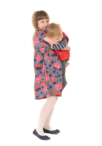 Sorella abbracciare fratello — Foto Stock