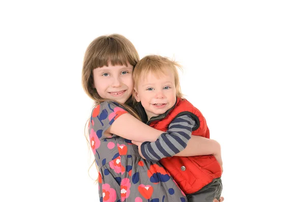 Сестра обнимает брата — стоковое фото