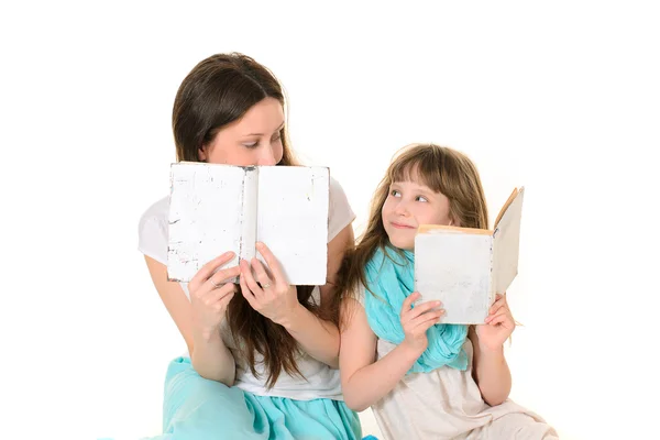 Matki z jej córka czytanie książki — Zdjęcie stockowe