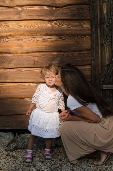 Mamma och hennes lilla dotter promenader — Stockfoto