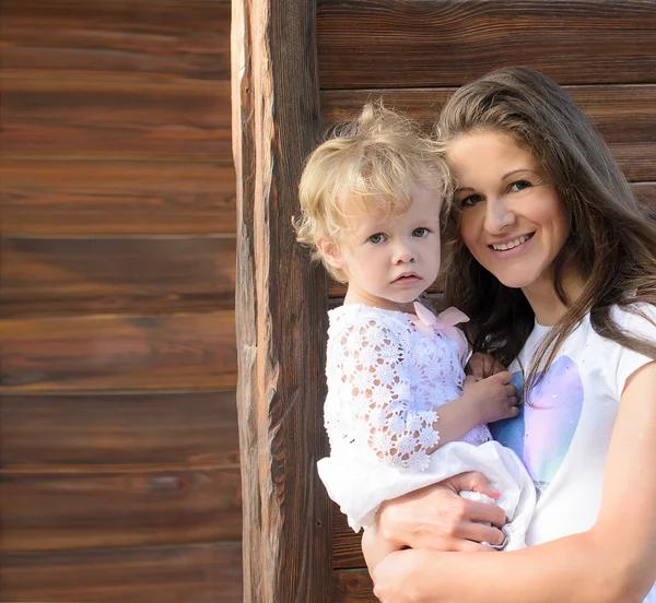 Mamma e la sua piccola figlia a piedi — Foto Stock