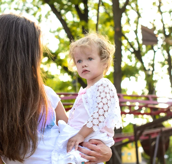 Moeder en haar dochtertje wandelen — Stockfoto