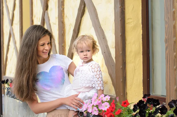 Mama en haar dochtertje wandelen — Stockfoto