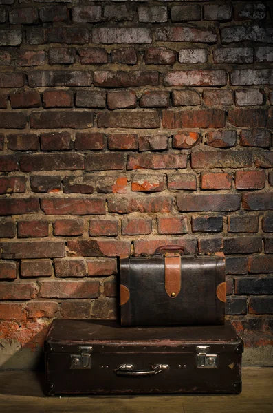 Retro väskor på tegel vägg bakgrund — Stockfoto
