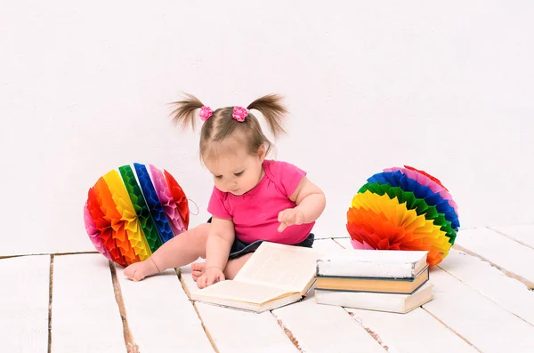Girl reading books — Stock Photo, Image
