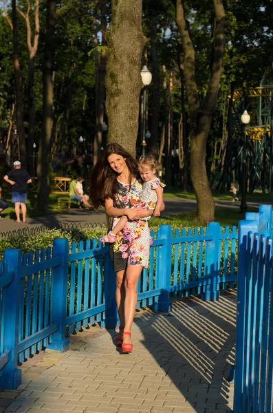 Mamma e la sua piccola figlia a piedi nel parco — Foto Stock