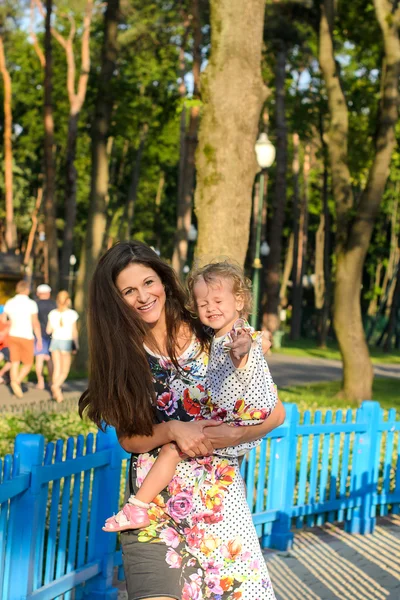 Mamma e la sua piccola figlia a piedi nel parco — Foto Stock