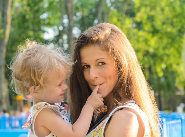 Mom and her little daughter — Stock Photo, Image