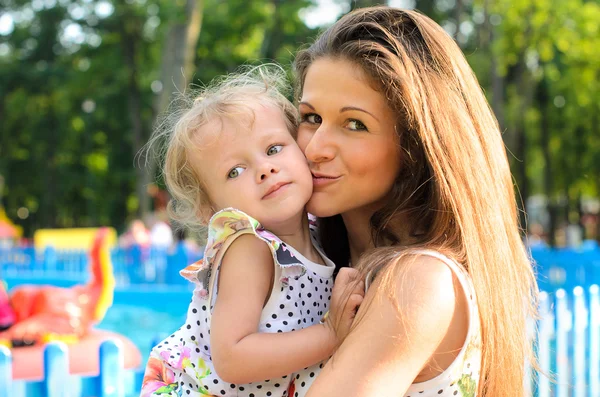 Mãe beija sua filha — Fotografia de Stock