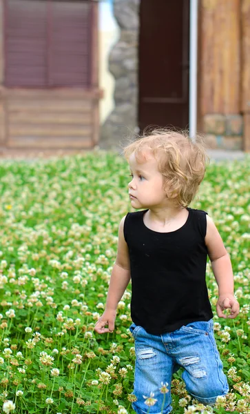 Blond meisje wandelen in het park — Stockfoto