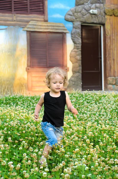 Blond meisje wandelen in het park — Stockfoto