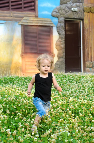 Blonďatá dívka procházky v parku — Stock fotografie