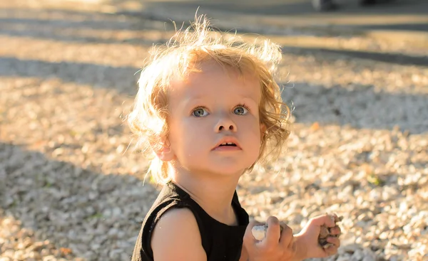 Curly girl i strålar att sun i park — Stockfoto