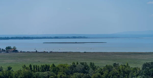 Aussicht von der Illmitzer Aussichtswarte auf den Neusiedler See