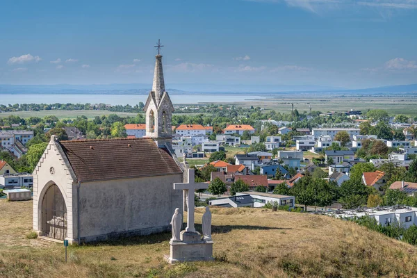 Kalvarienbergkapelle mit Aussicht auf den Neusiedler See