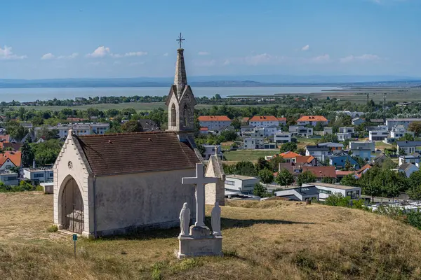 Kalvarienbergkapelle mit Aussicht auf Neusiedl am See