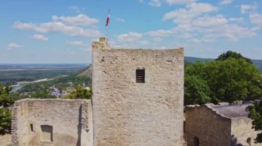 Flug ueber die Ruine Heimenburg in Hainburg an der Donau