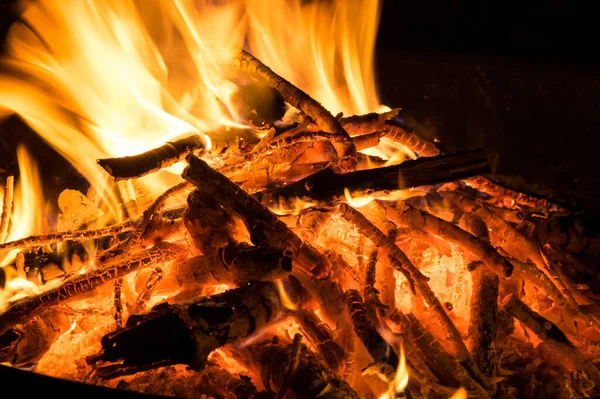 Yangın kasesinde büyüleyici alevler, yanan kamp ateşi.