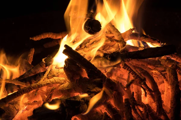 Yangın kasesinde büyüleyici alevler, yanan kamp ateşi.