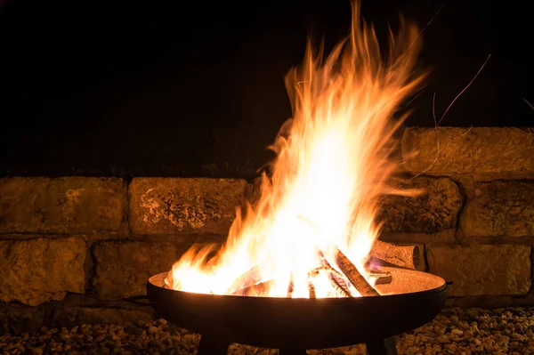 Yangın kasesinde büyüleyici alevler, yanan kamp ateşi.