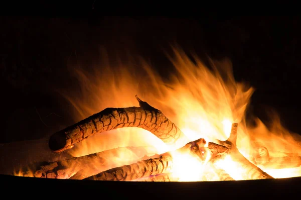 Yangın kasesinde büyüleyici alevler, yanan kamp ateşi.