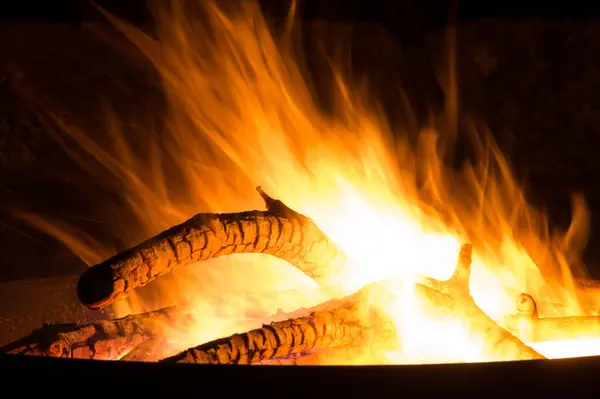 Yangın kasesinde büyüleyici alevler, yanan kamp ateşi.