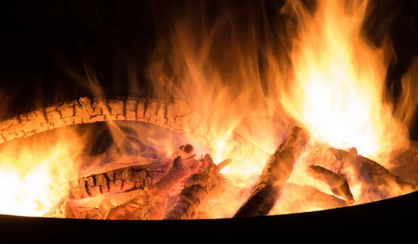 Yangın kasesinde büyüleyici alevler, yanan kamp ateşi.